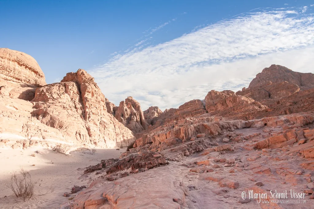 2009 1109 7524 Sinai Desert Dahab Egypt 1280px © Marjan Schmit Visser Ontdek unieke landschapsfotografie van de Nederlandse kust: Waddenzee, Noordzee, natuur, rust & sfeer. Bekijk de collectie van Marjan Schmit Visser.