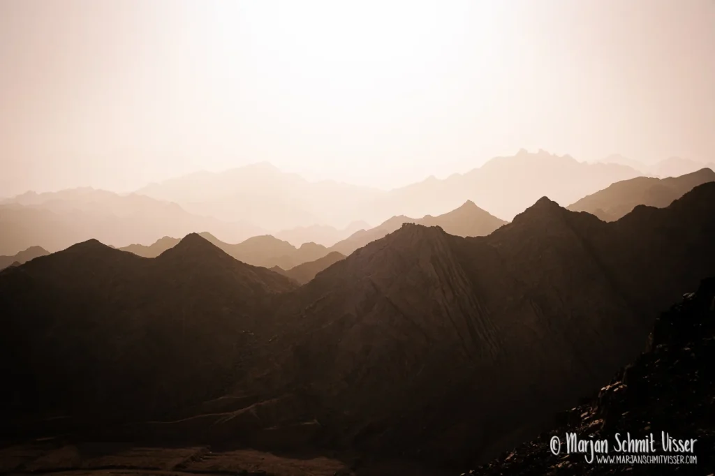 2010 1218 0050 Dahab Walk Sinai Desert Egypt 1280px © Marjan Schmit Visser Ontdek unieke landschapsfotografie van de Nederlandse kust: Waddenzee, Noordzee, natuur, rust & sfeer. Bekijk de collectie van Marjan Schmit Visser.