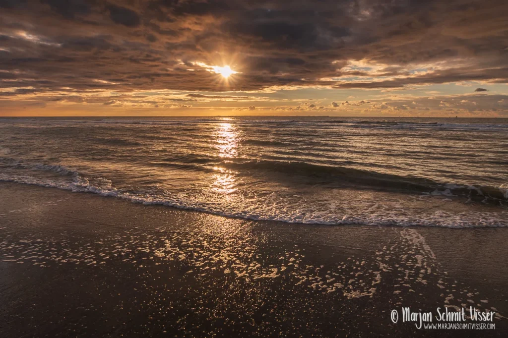 Aan de Nederlandse kust 35 Aan de Nederlandse kust 2016 1010 0063 Holiday Ameland The Netherlands 1280px © Marjan Schmit Visser Ontdek unieke landschapsfotografie van de Nederlandse kust: Waddenzee, Noordzee, natuur, rust & sfeer. Bekijk de collectie van Marjan Schmit Visser.