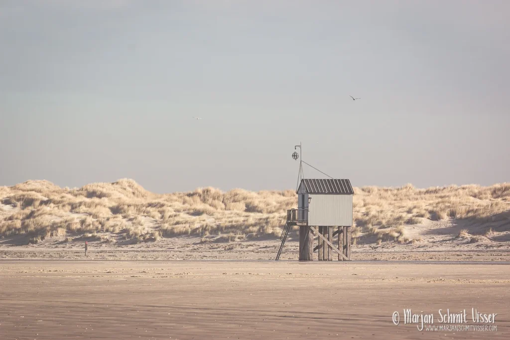 Aan de Nederlandse kust 8 Aan de Nederlandse kust 2022 0202 8431 Walk Drenkelingenhuisje Terschelling The Netherlands 1280px © Marjan Schmit Visser Ontdek unieke landschapsfotografie van de Nederlandse kust: Waddenzee, Noordzee, natuur, rust & sfeer. Bekijk de collectie van Marjan Schmit Visser.