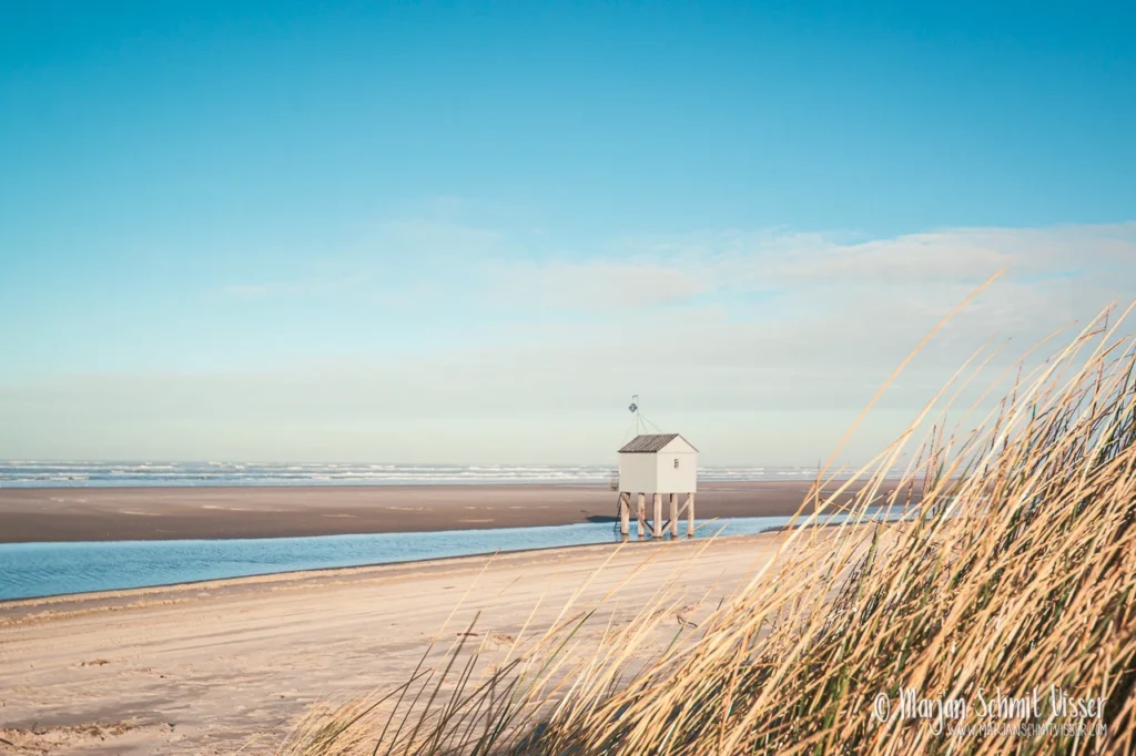 2022 0202 8477 Walk Drenkelingenhuisje Terschelling The Netherlands 1280px © Marjan Schmit Visser Ontdek unieke landschapsfotografie van de Nederlandse kust: Waddenzee, Noordzee, natuur, rust & sfeer. Bekijk de collectie van Marjan Schmit Visser.