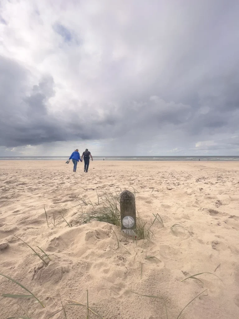 Dreigende lucht boven de Noordzee bij Schoorl , Nederland