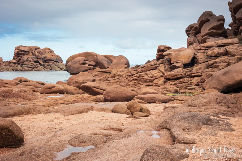 2023 0912 2010 Cote de Granit rose Ploumanach France 1280px © Marjan Schmit Visser Landschapsfotografie met beelden uit diverse sferen en seizoenen. Ontdek unieke natuurfoto’s en vind het landschap dat bij jouw stijl of project past.